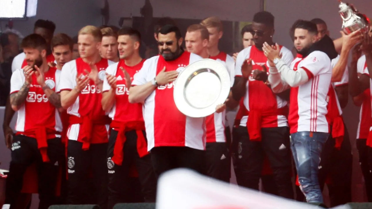 De mannen kijken naar eerbetoon Nouri: 'Echt ontzettend mooi!'