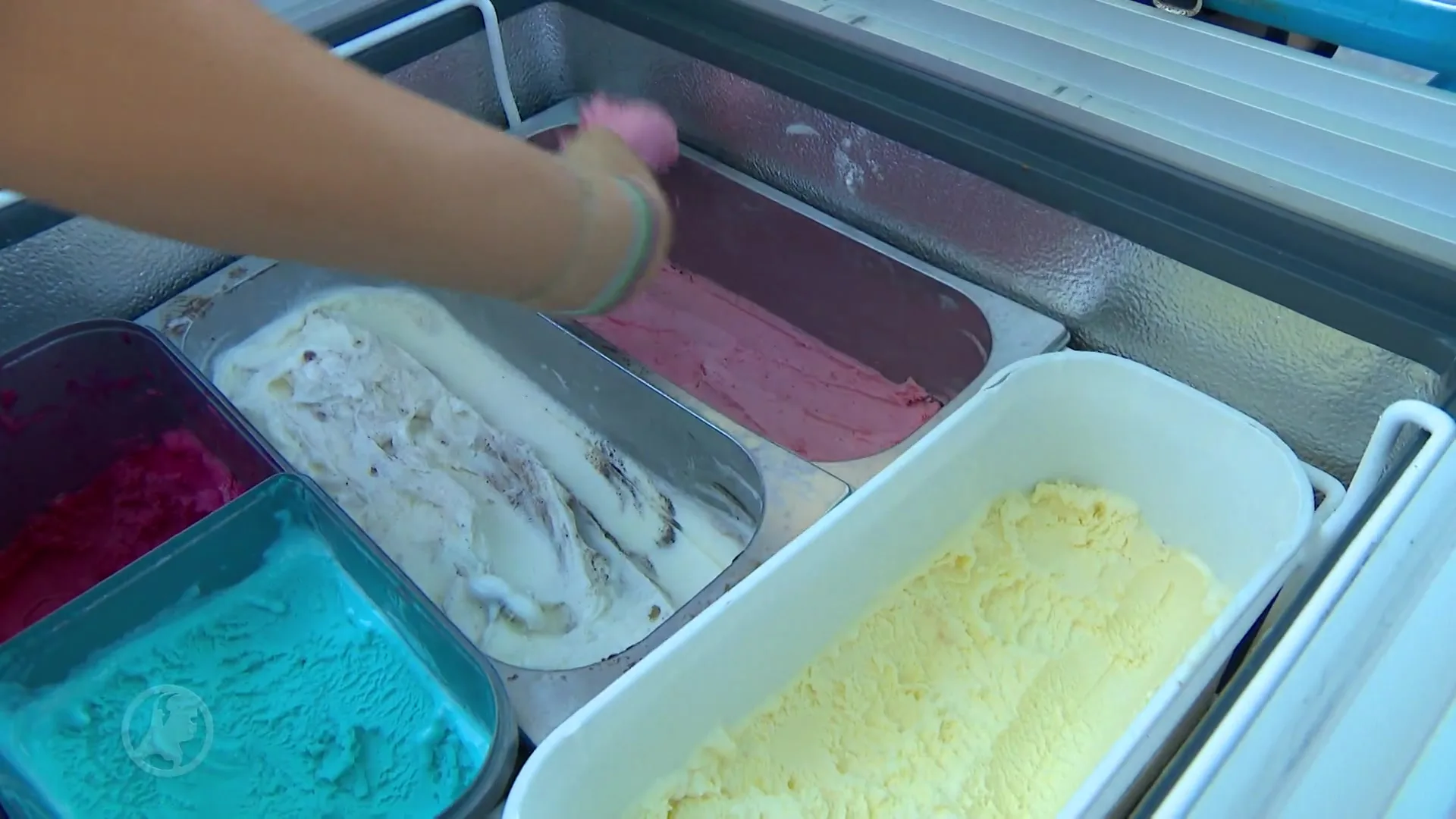 Jonge ondernemer Jipke fietst met eigen ijskar door Zwolle