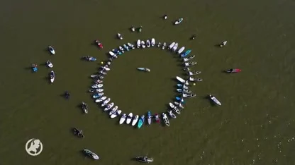 Indrukwekkend afscheid van omgekomen surfers Joost en Sander op strand van Scheveningen