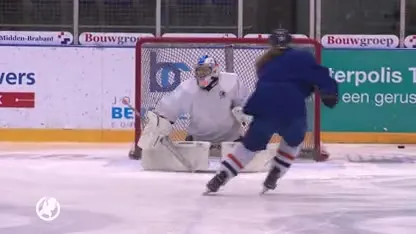 Dames ijshockeysters staan hun mannetje