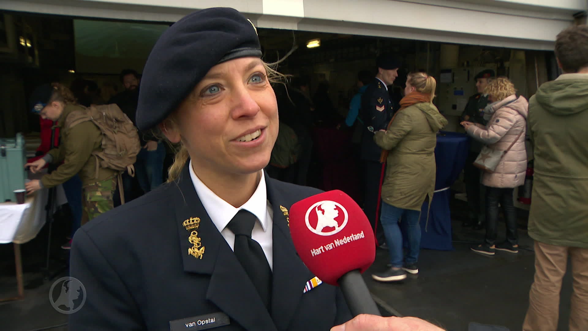 Marineschip vol meiden, verboden voor jongens