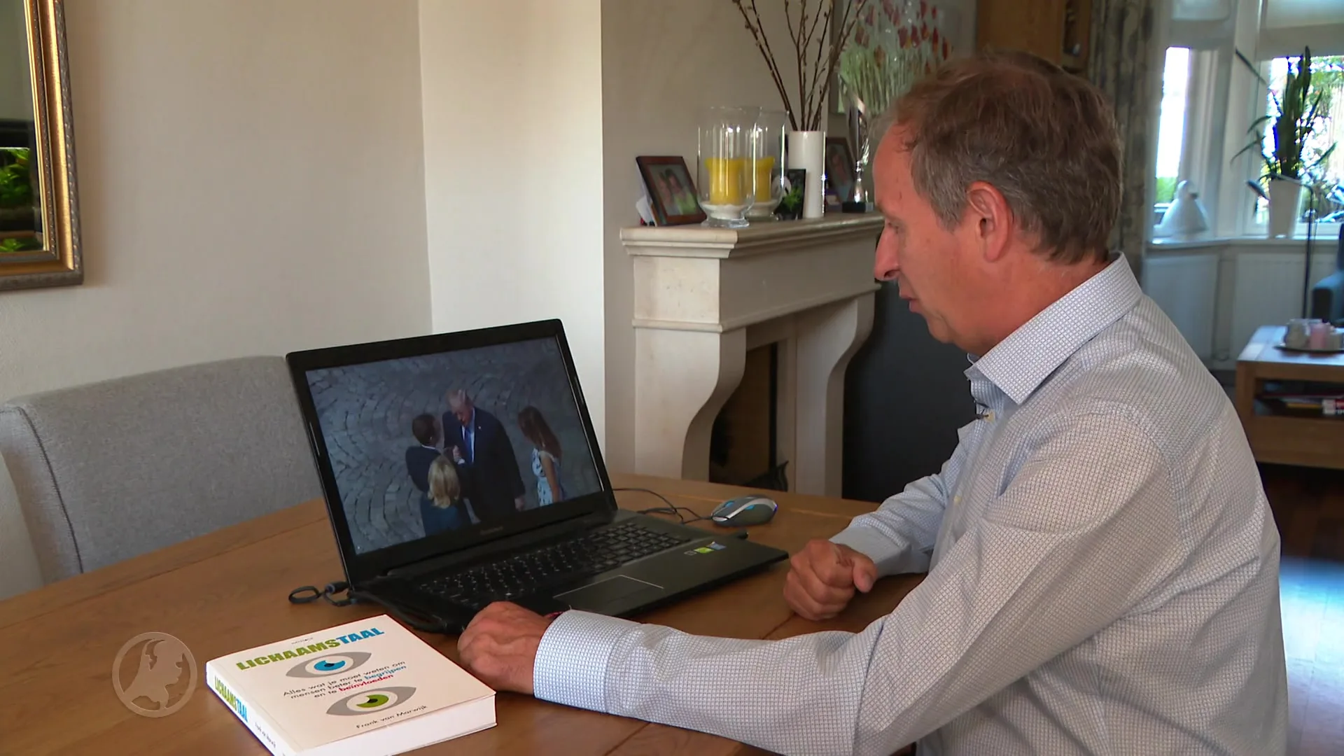 Rutte schudt de hand van Donald Trump, maar hoe?