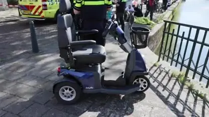 Man springt in gracht en redt te water geraakte vrouw in Den Haag