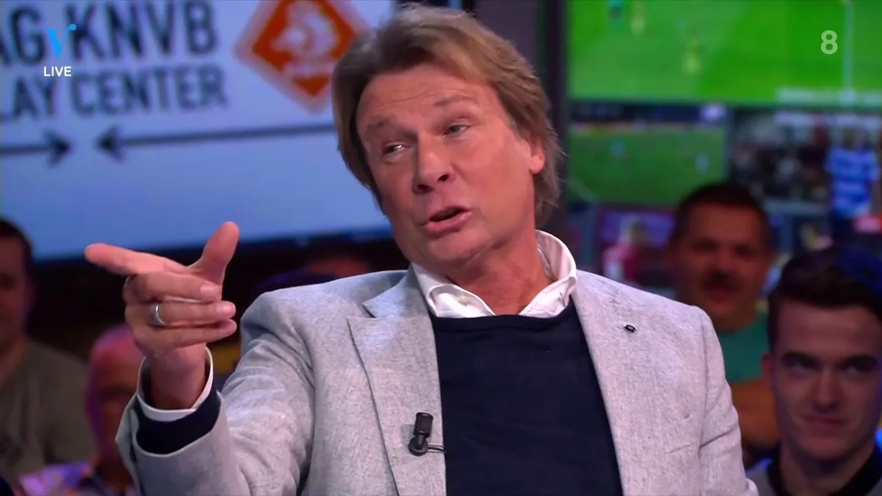 Naar wie wijst Hans?