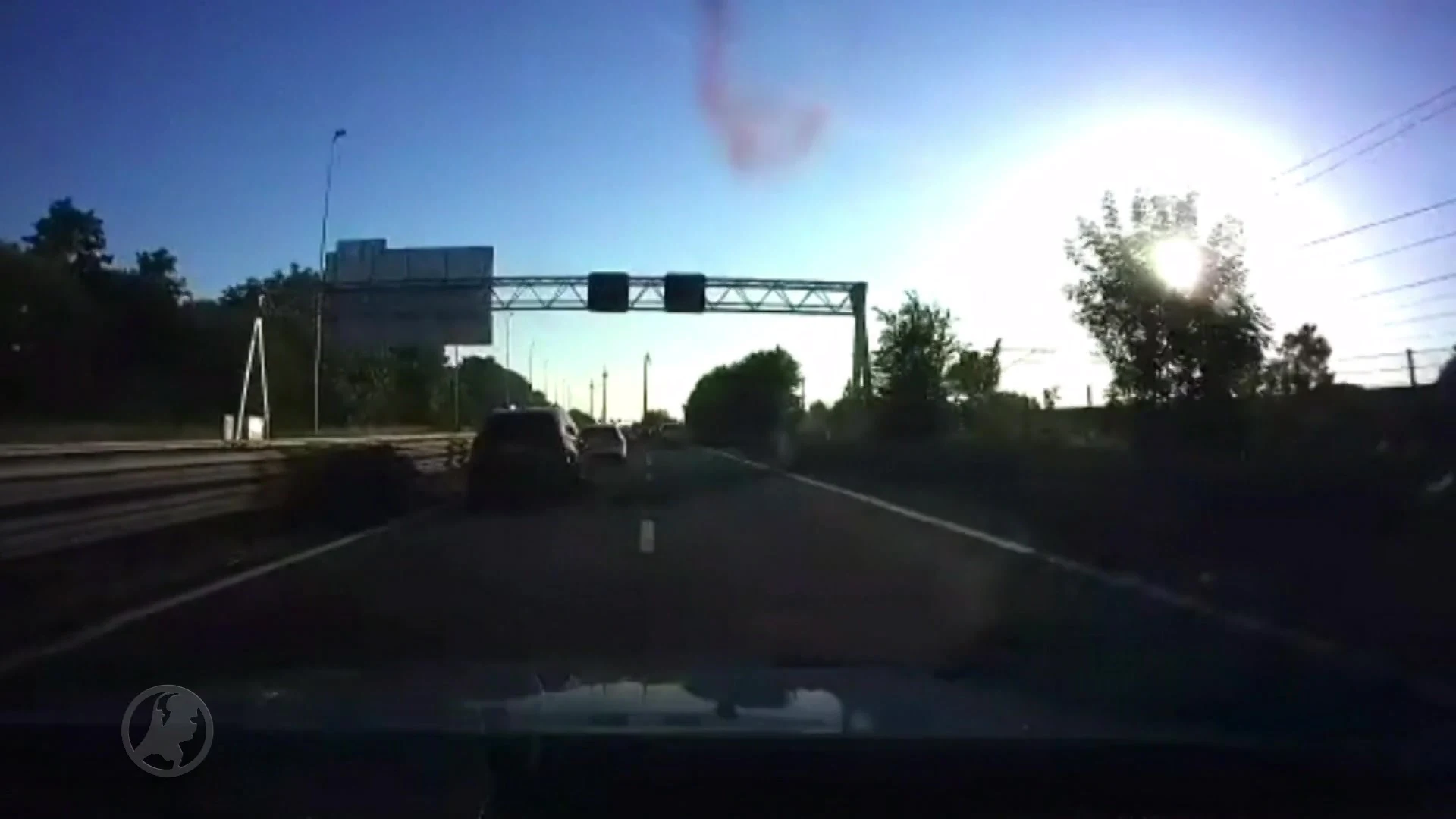 Heftige beelden: overvallers over de kop op A15 tijdens politieachtervolging