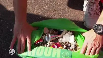 Duizenden mensen helpen tijdens de World Cleanup Day in Nederland