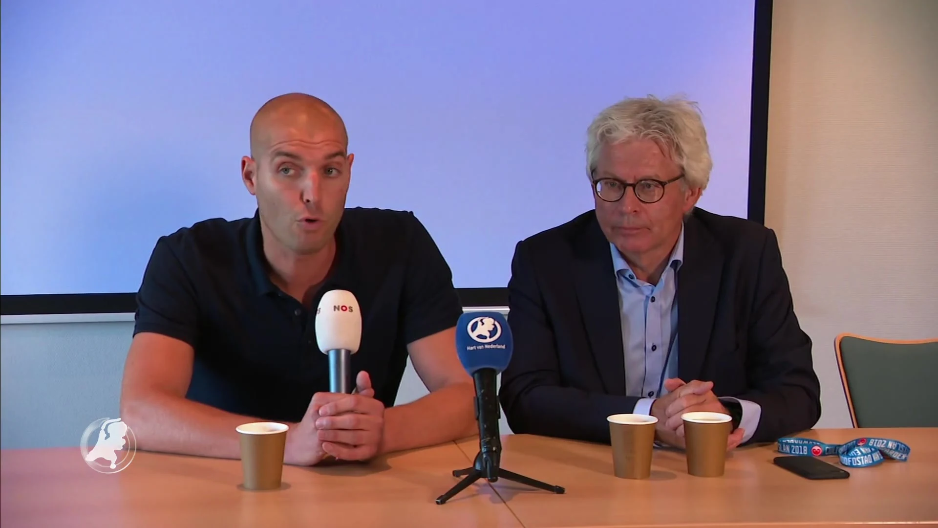 11stedenzwemtocht Maarten van der Weijden valt in het water