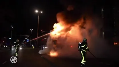 Stadsbus vol passagiers vliegt in brand in Tilburg