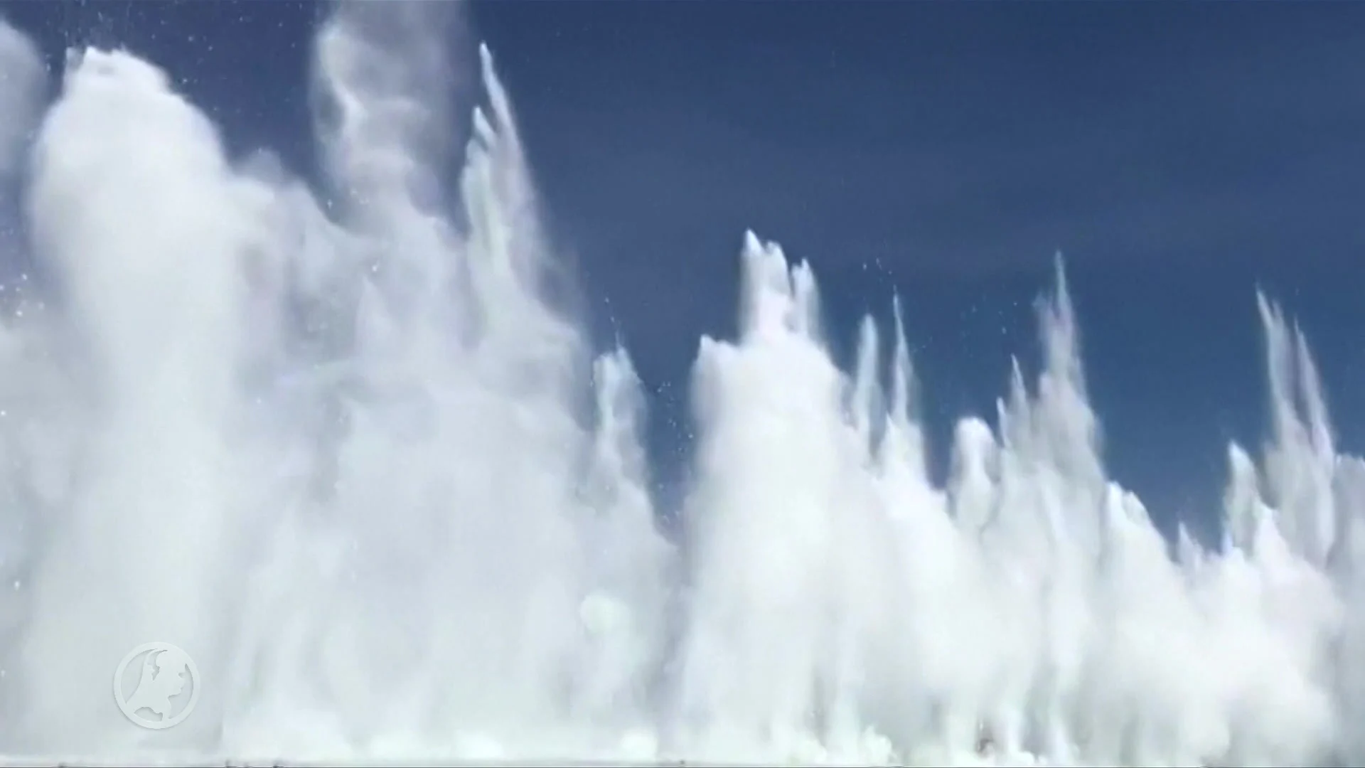 China blaast bevroren rivier op