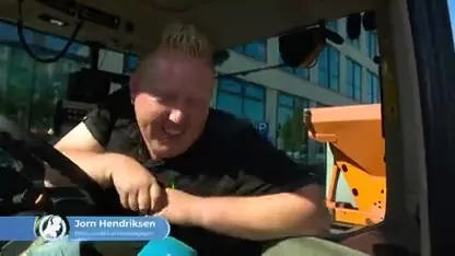 Strooiwagens de weg op bij zomerse temperaturen