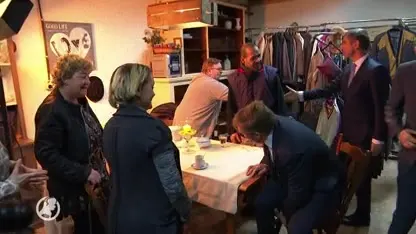 Peperdure stropdas koning doorgeknipt bij bezoek aan daklozenopvang in Weert