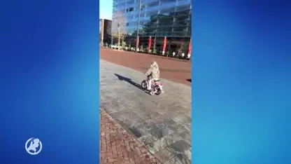 Schattig: Pomme (3) is op fiets met zijwieltjes de politie te snel af