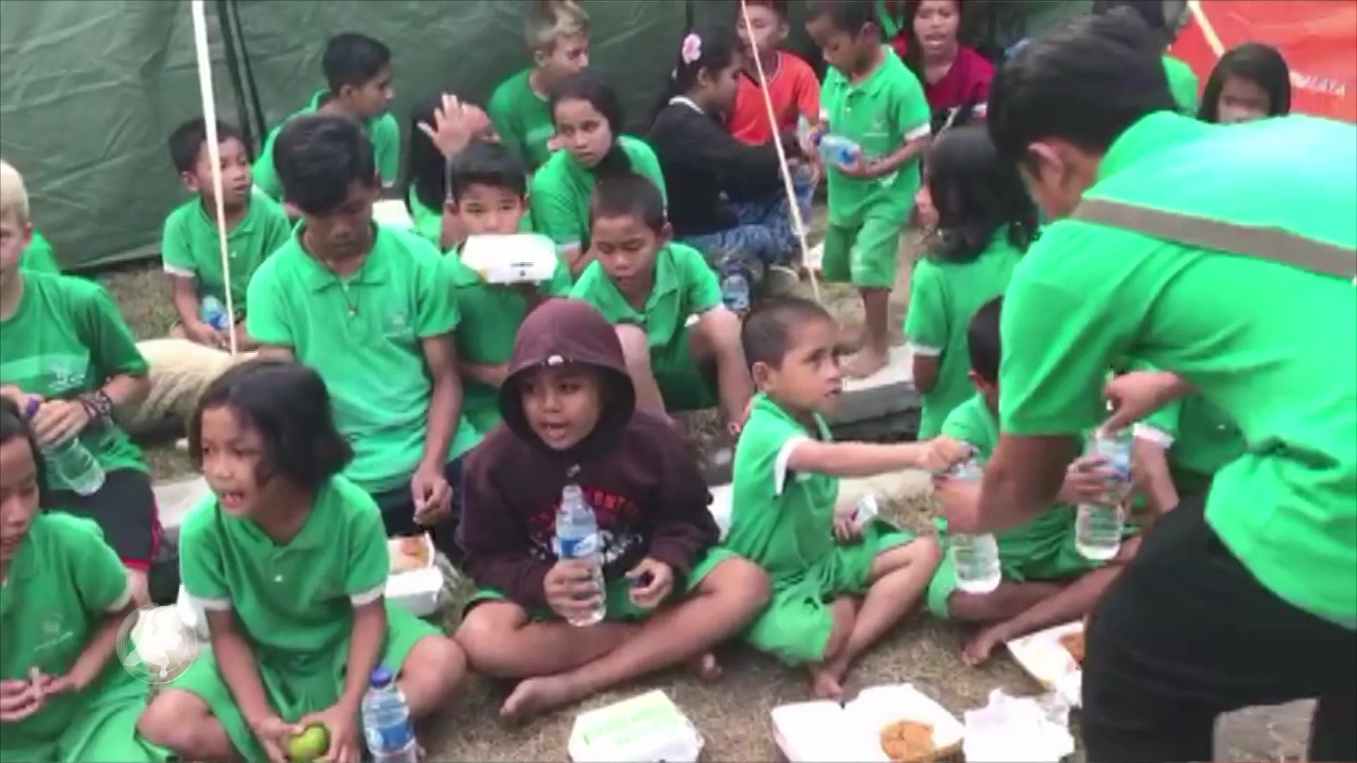 Elisa en haar moeder zamelen geld in voor weeshuis op Lombok