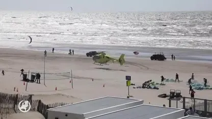 Kitesurfer stort op strand Zandvoort neer door harde wind