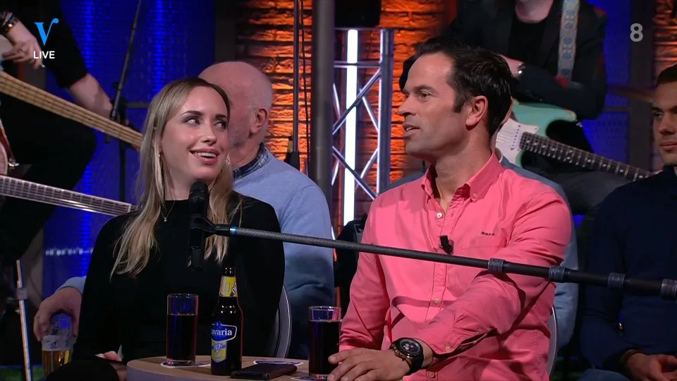 Bas Nijhuis versiert blondine