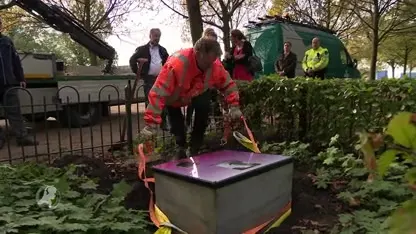 Hersteld monumentje voor vermoorde Anoeska (3) geplaatst na vernieling