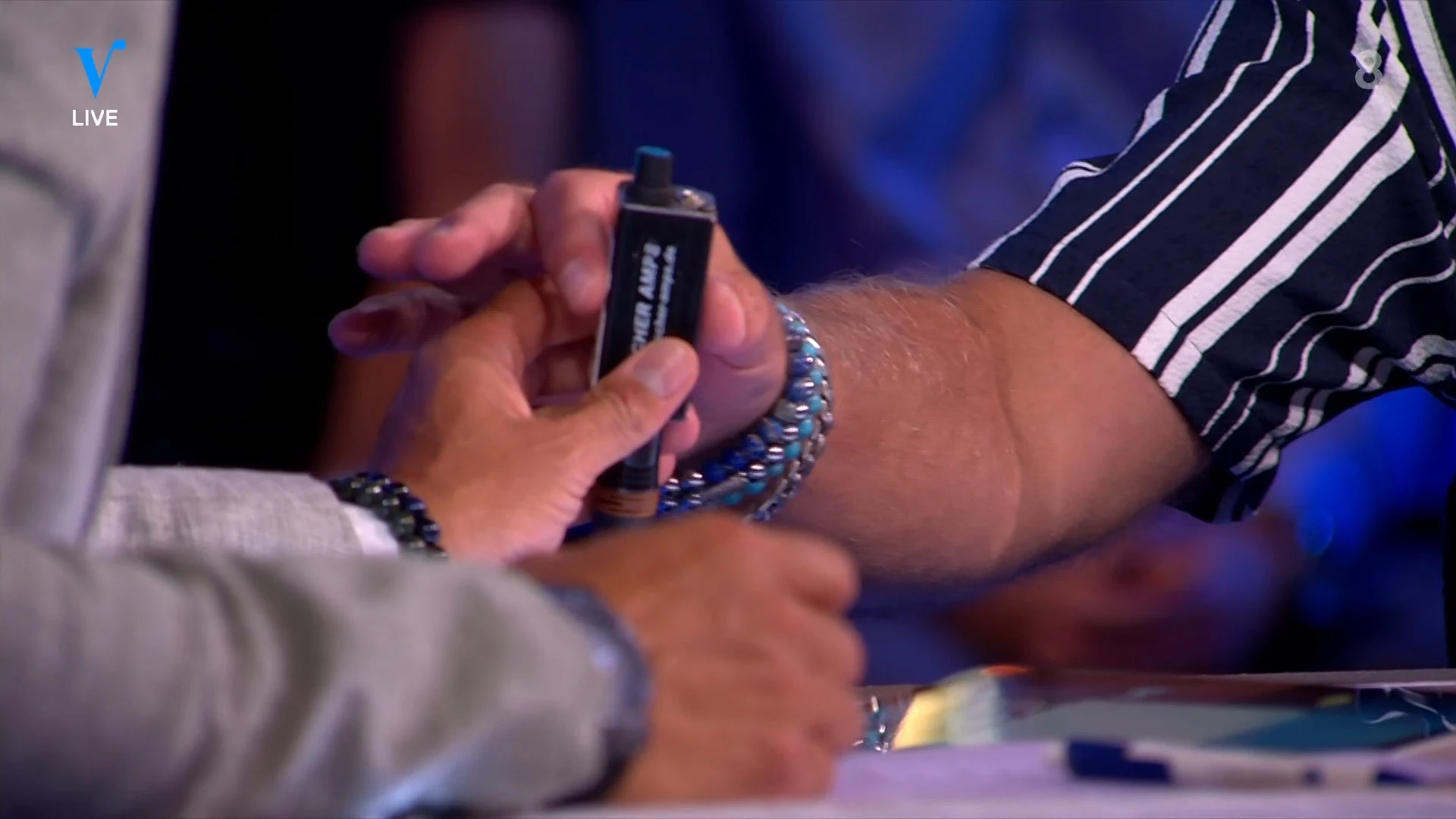 René vindt bomontsteker in studio