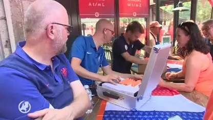 Oranjesupporters halen hun kaarten op: 'We hebben 1250 betaald'