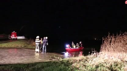 Grote zoektocht op de Maas naar inzittende van te water geraakte auto