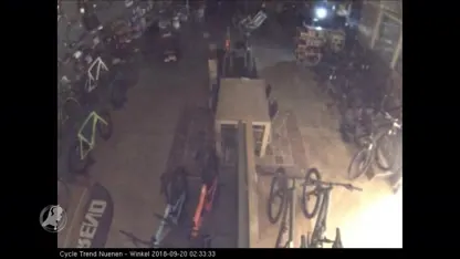 Beveiligingsbeelden: dieven roven razendsnel voor 100.000 euro aan fietsen in Nuenen