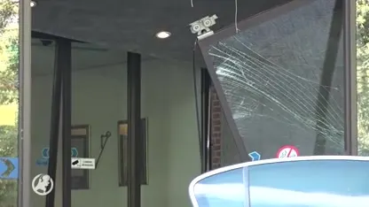 Brandende auto vol jerrycans rijdt politiebureau Kerkrade binnen