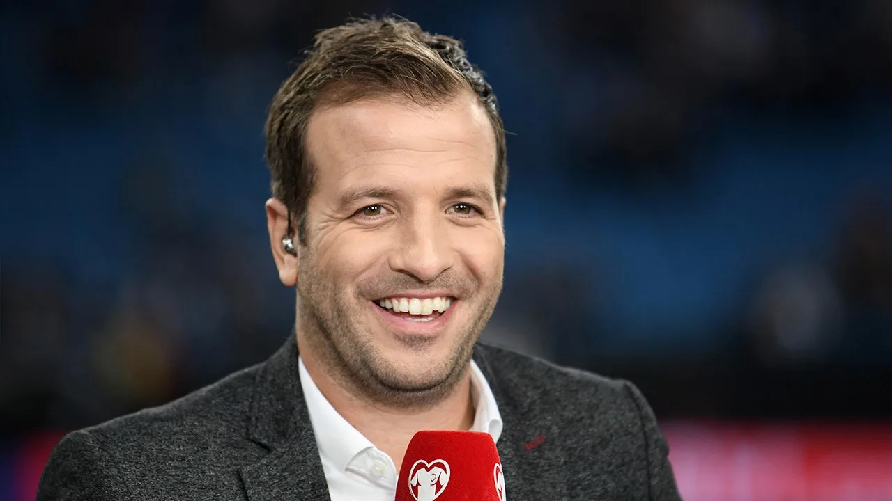 Van der Vaart grapt over Studio Voetbal: 'Arno nemen we er maar bij'