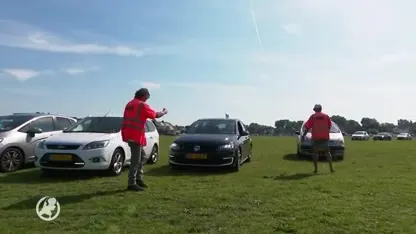 Topdrukte aan de kust door tropisch zomerweer: stranden en parkeerplekken vol