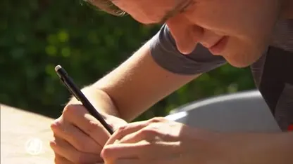 Nick (25) haalt geld op met zelfgetekende uilen voor het Corona Research Fonds