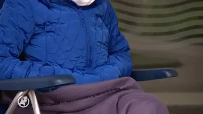 Wil (82) zit buiten voor het verpleeghuis tot ze haar man weer mag bezoeken