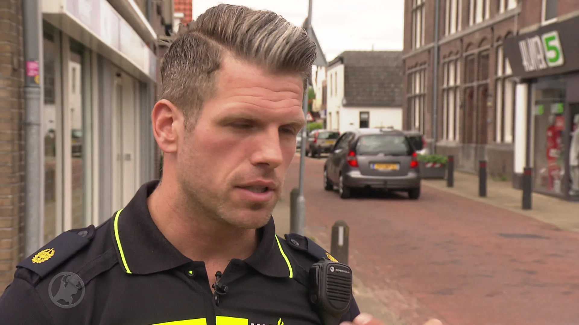 Uitgeest in de ban van knappe wijkagent Dennie