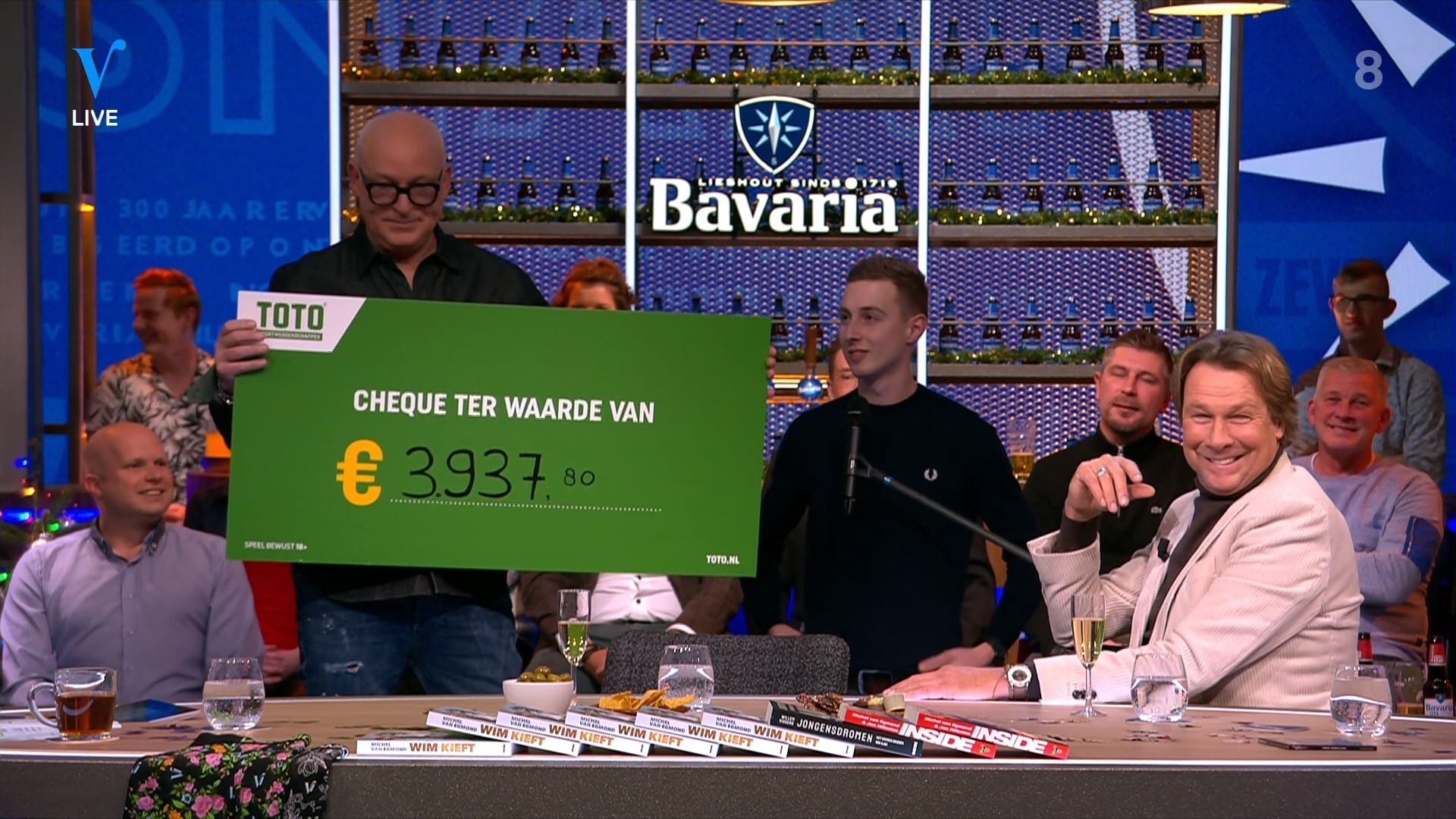 René overhandigt cheque aan TOTO-winnaar: 'Lekker man!'