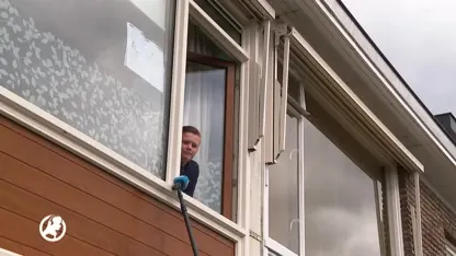 Kinderen plakken huiswerk achter het raam voor 'nakijkdrone'