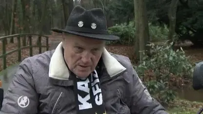 Theo ruimt de troep op die junks achterlaten in Glanerbrug