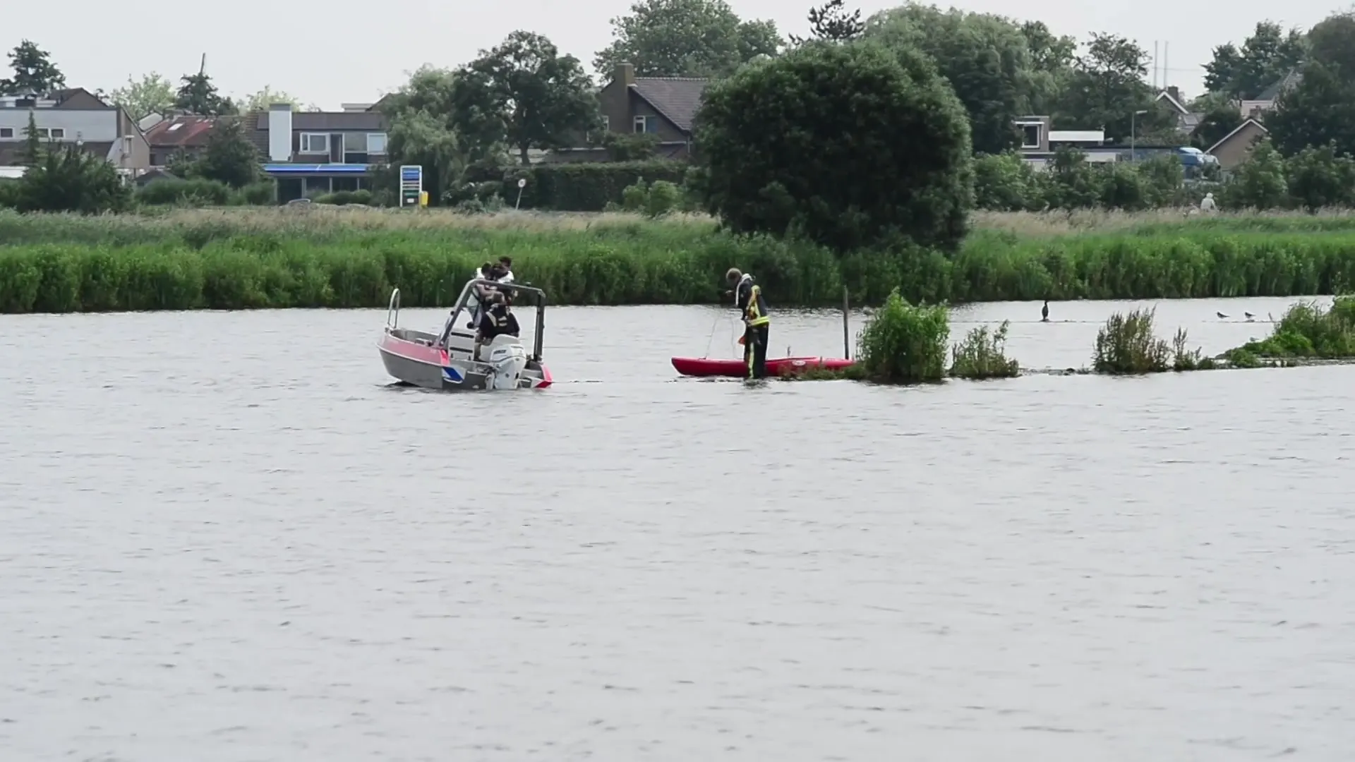 Brandweer haalt gestrande jongetje van vogeleilandje Zoetermeer