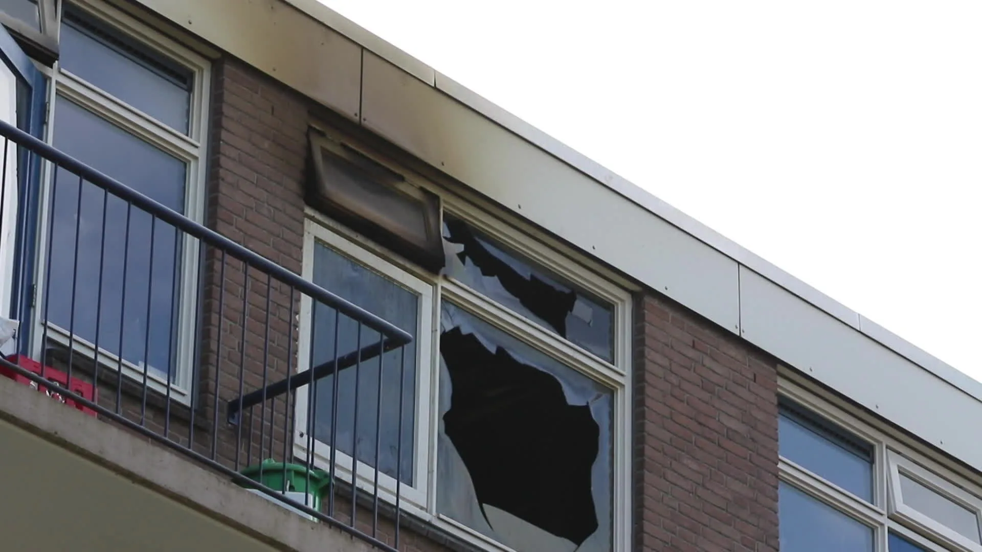 Man en kind van balkon brandende woning gered: vrouw zwaargewond