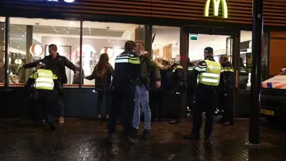 Politie houdt tientallen mensen in McDonald's na steekpartij, vijf jongeren aangehouden