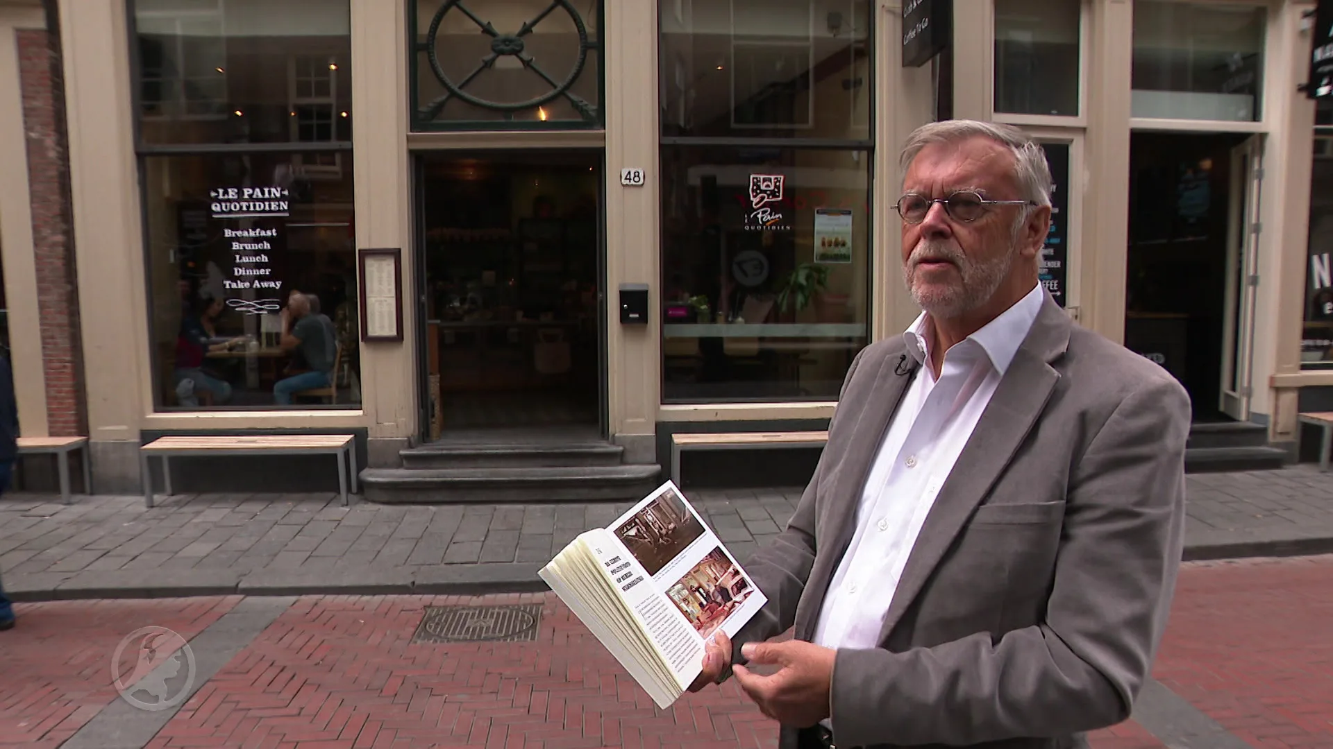 Boek over berucht stukje Amsterdam: politiebureau Warmoesstraat