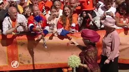 Eerste mensen langs de route op kletsnatte Koningsdag in Amersfoort