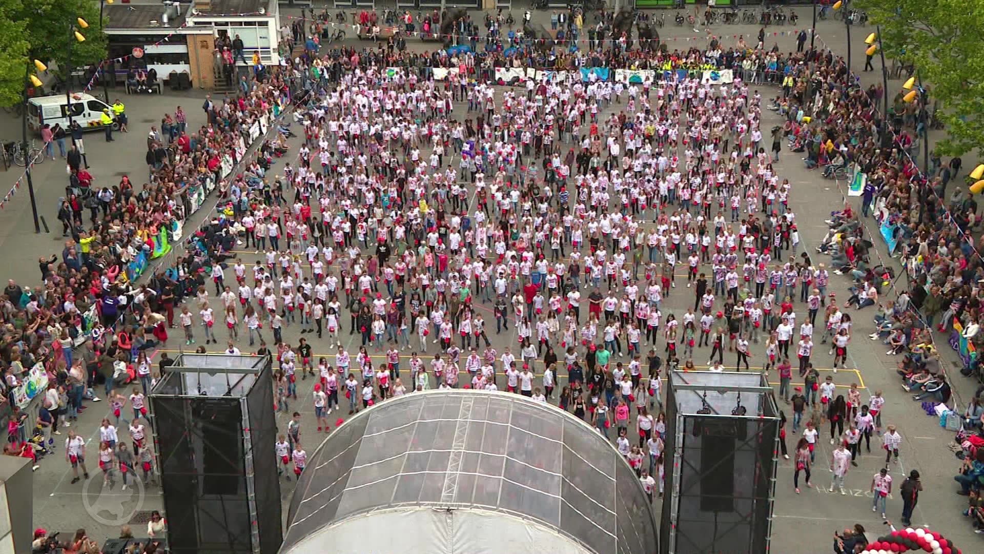 1163 leerlingen dansen en zingen op muziek van Michael Jackson