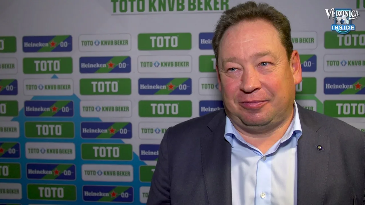 Slutsky waarschuwt Bazoer: 'Hij heeft nu een gele kaart, hopelijk pakt hij geen rode'