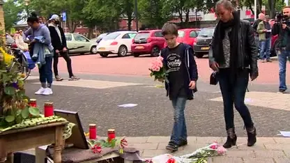 Bloemenzee voor overleden Tomy Holten, tientallen herdenken 'Zwolse George Floyd'