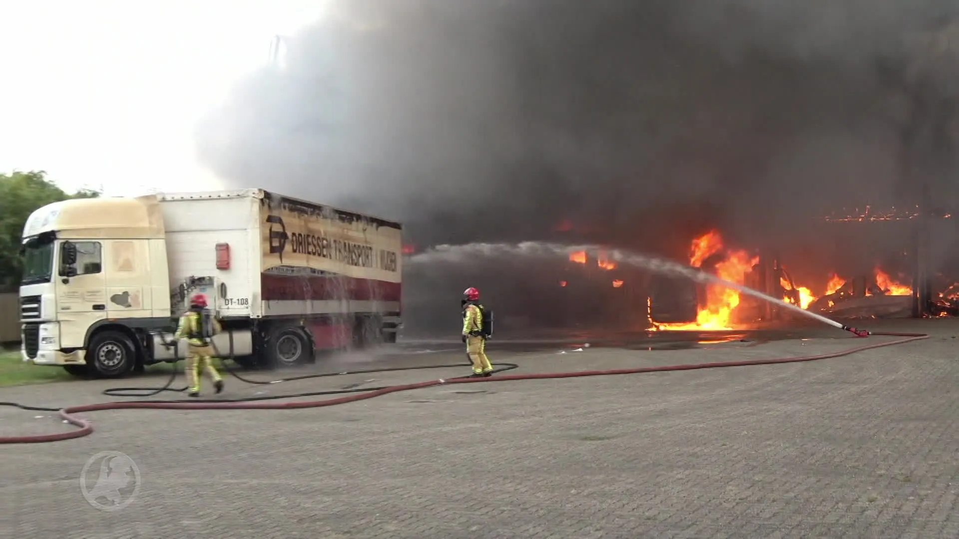 Dichte zwarte rook bij uitslaande brand bij autobedrijf Valkenswaard