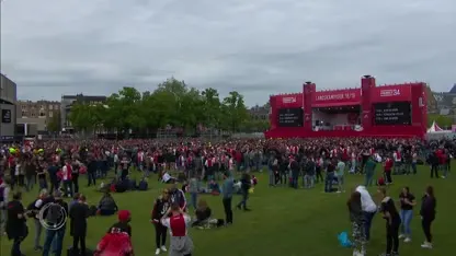 Eerste fans verzamelen zich op het Museumplein voor huldiging Ajax
