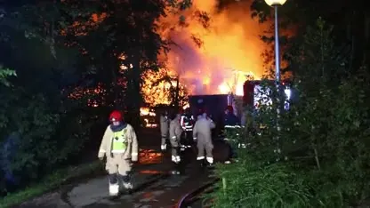 Grote uitslaande brand verwoest woonboerderij in Delfzijl