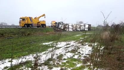 Vrachtwagen vol met melk van weg geblazen op N32 door harde wind