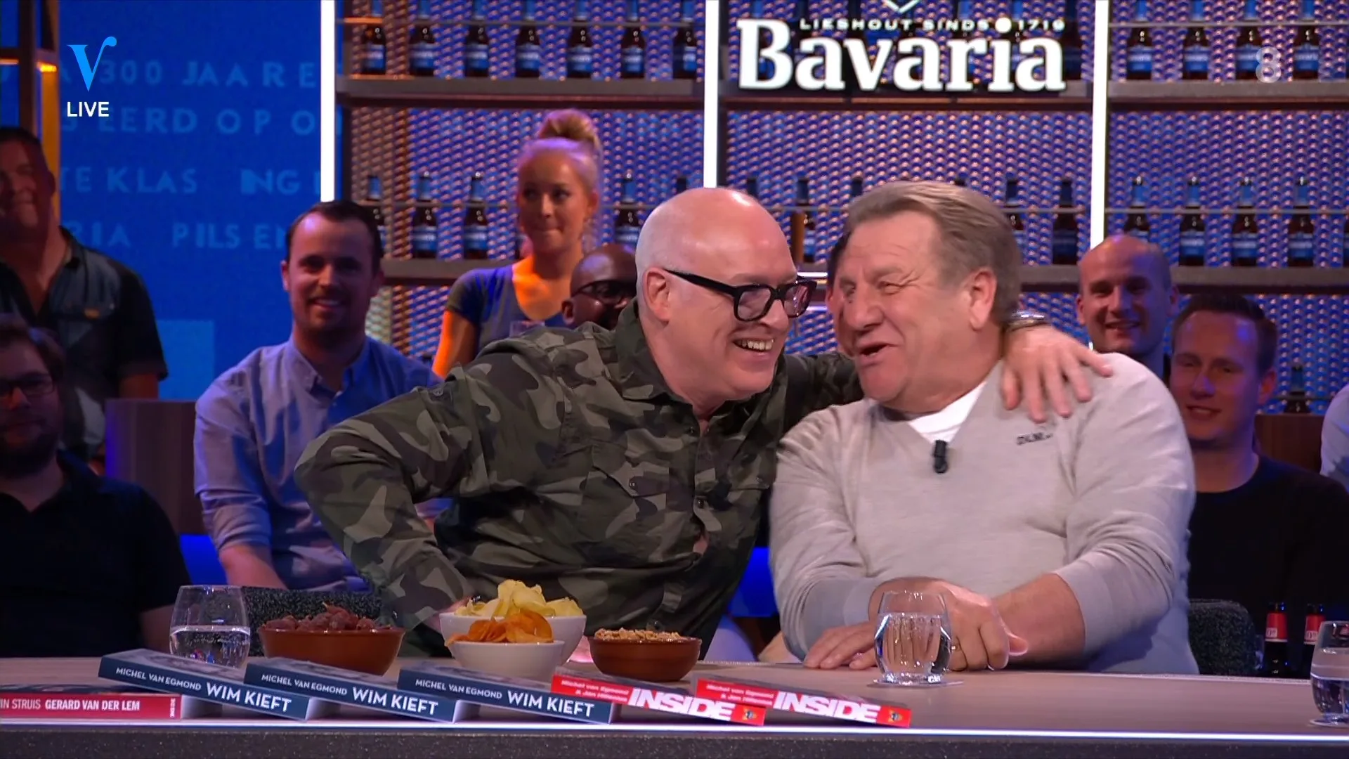 De mannen maken elkaars kleding belachelijk