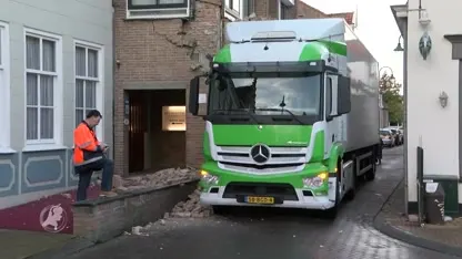 Vrachtwagen ramt gevel van hotel Sint-Maartensdijk af