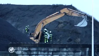 Graafmachine bedolven onder grind in Heerenveen