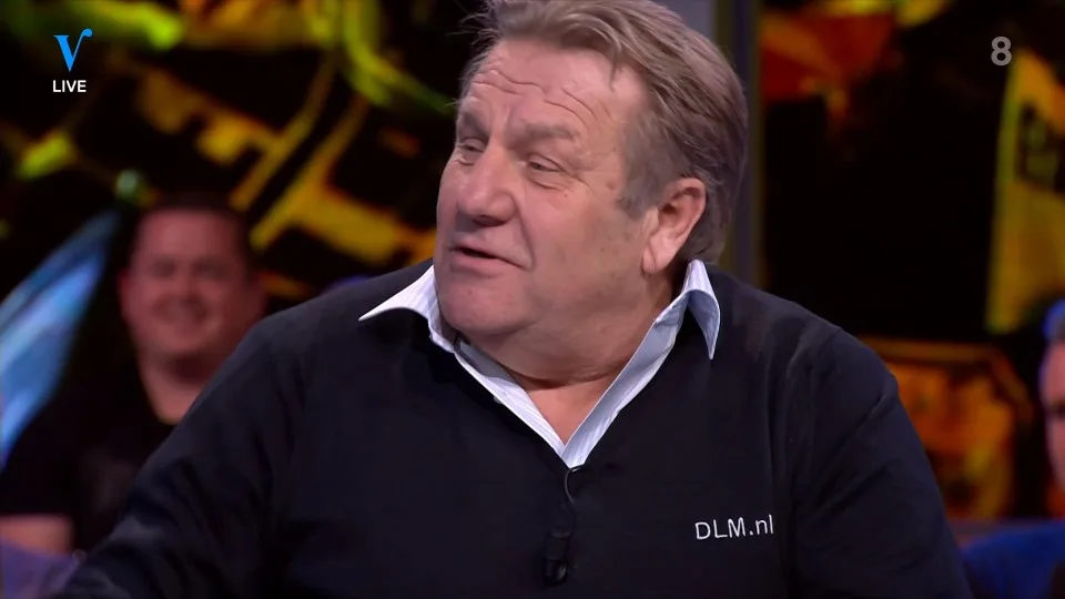 Jan geeft René een ouderwetse koek voor zijn eikel