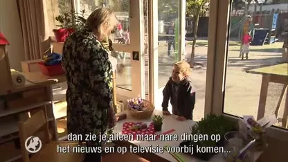 Juf Ingeborg breit poppetjes van leerlingen